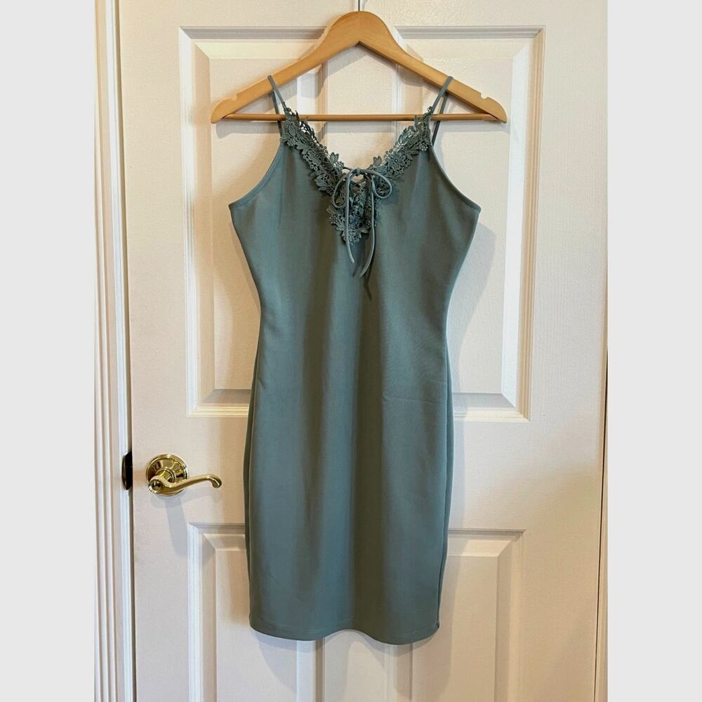 NWT GUESS Floral Lace Trim Bodycon Mini Dress Sage Green Size Medium